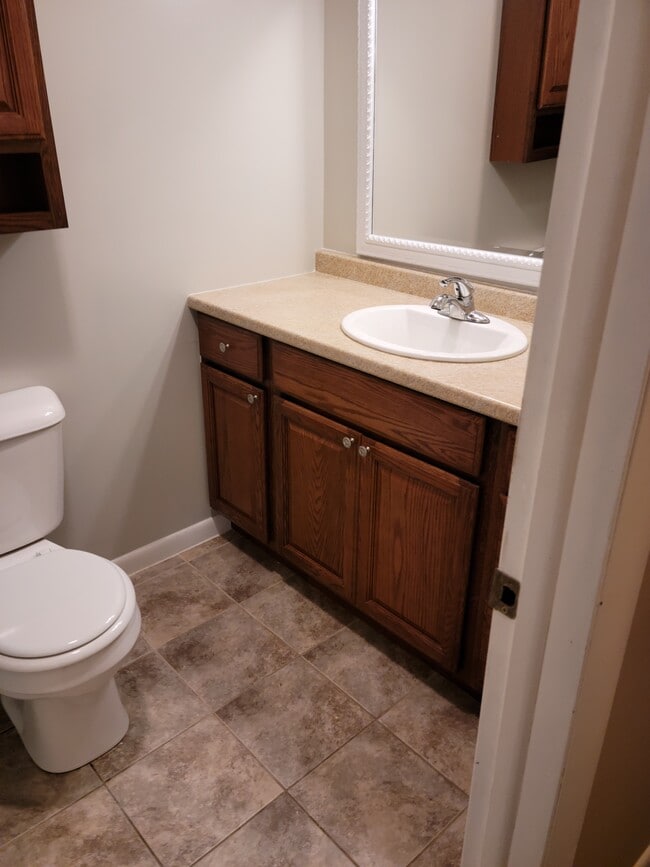 Building Photo - 1440 Sherwood Downs Rd W