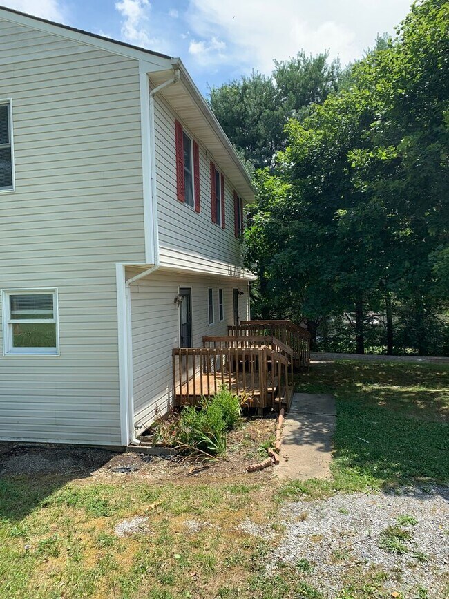 Building Photo - 3 Bedroom 2.5 Bath Duplex
