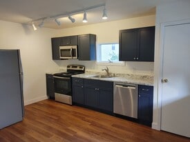 Building Photo - 17 Maple St