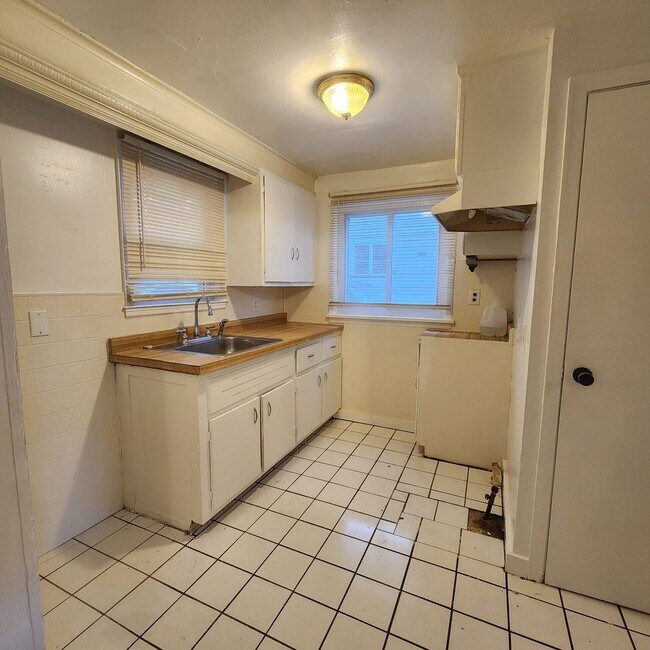 Building Photo - Cute 2/3 Bedroom Single Family House Available Now