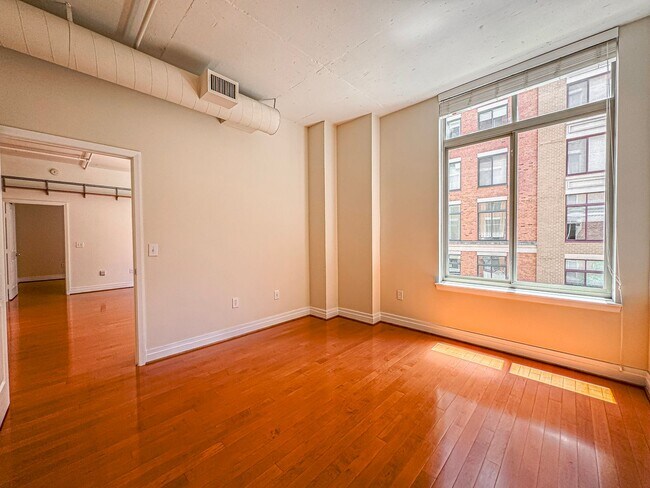 Building Photo - Luxurious 2 Bed 2 Bath Condo In Station Sq...