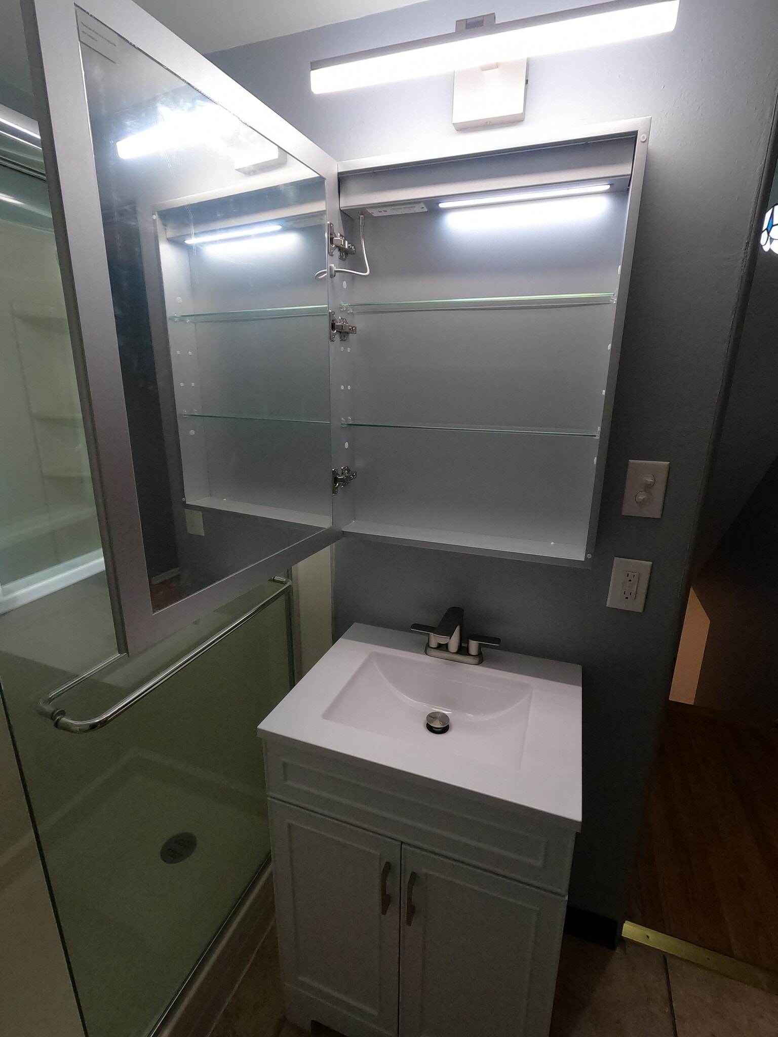 Doubel-sided mirror cabinet with internal lighting - 1714 Fair Acres Ave