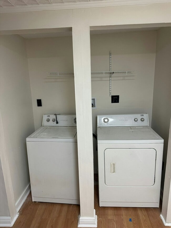 Building Photo - 125 E Market St