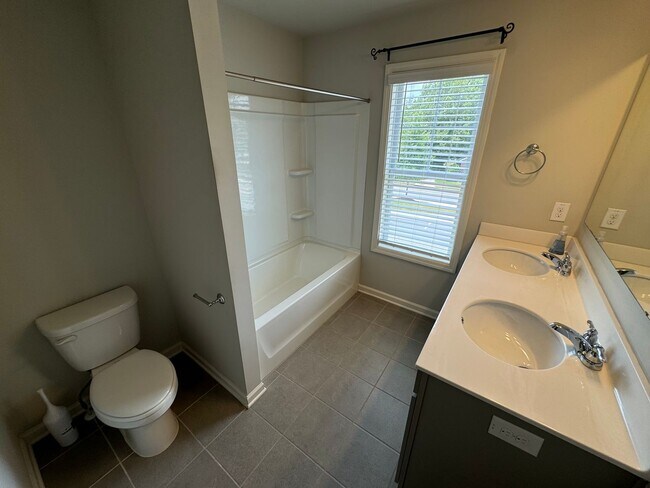 Building Photo - Modern 3/2.5 Townhome in Woodstock- $2,350