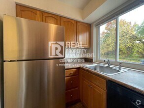 Building Photo - Move In Ready Townhome
