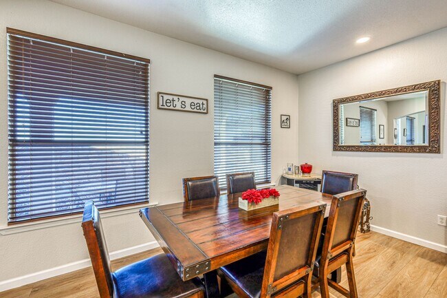 Building Photo - Beautiful Westside home FURNISHED with 4 b...
