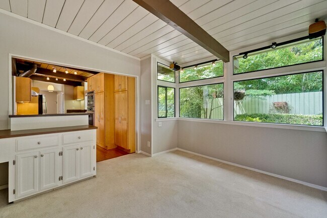 Building Photo - Beautifully Updated 4 Bed, 3 Bath Eichler ...