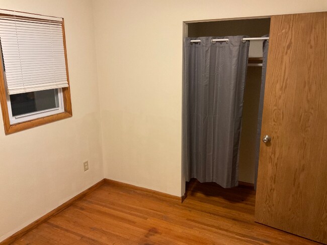 Building Photo - 538 Van Buren Ave