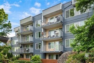 Building Photo - 2 Bedroom/1 Bath Luxury Beacon Hill Condo,...