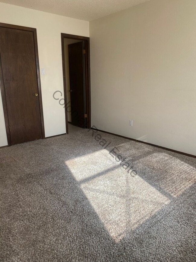 Building Photo - 3 Bed/2 Bath Home with Garage and Character!