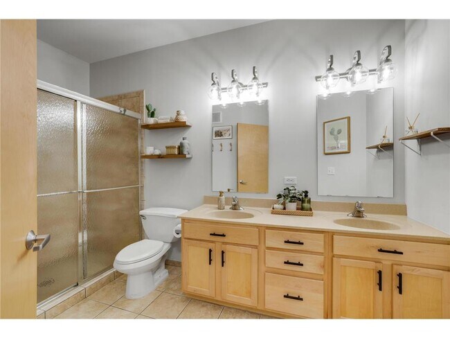 Building Photo - 2565 Franklin Ave