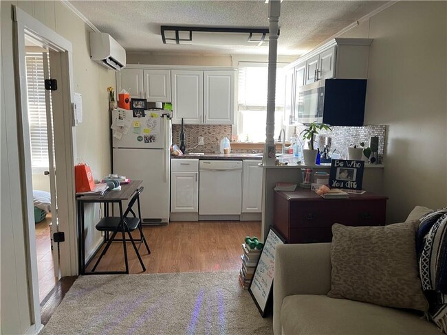 Building Photo - 40-40 Freebody St