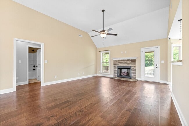 Building Photo - 3 Bedroom 2 Bath Home For Rent Near Post!