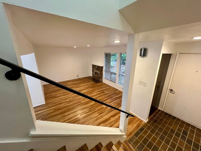 Building Photo - Westside Condo w/ Pool & Garage (Water Included)