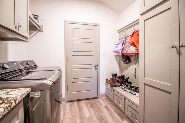 Building Photo - Pre-leasing for Fall!! 3/2/2 Luxury Home i...
