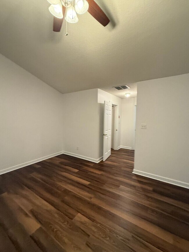 Building Photo - Move In Ready Condo