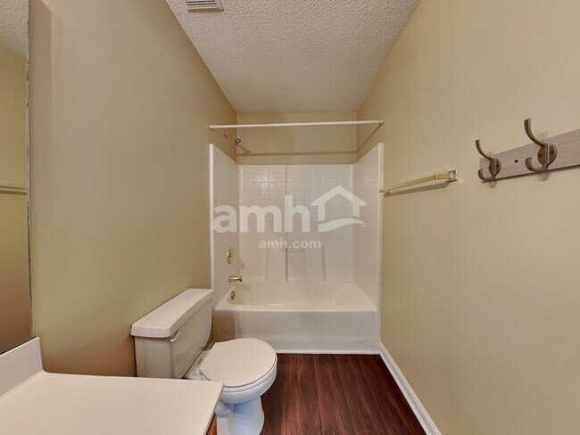 Building Photo - 601 Crossing Dr