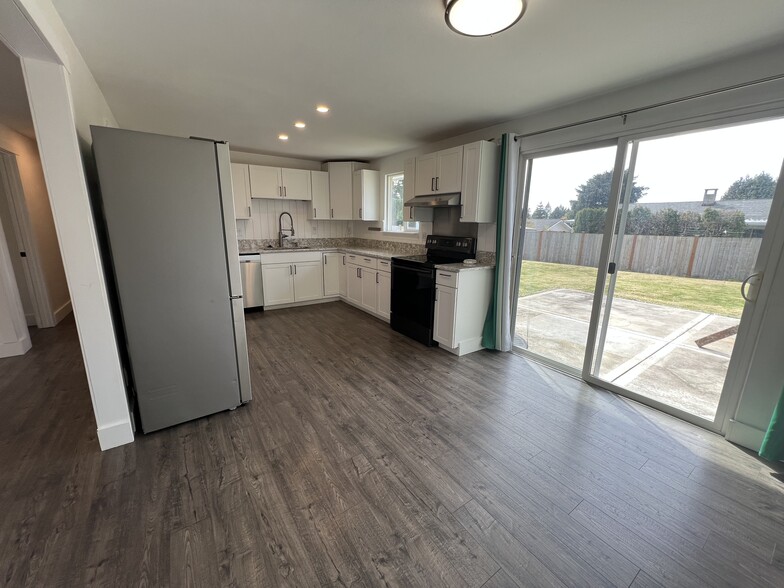 Kitchen/Dining (Bare) - 5326 Green Hills Ave NE