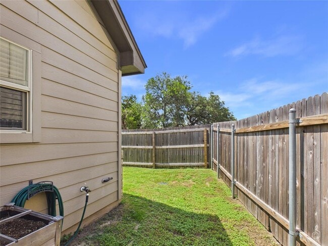 Building Photo - 9310 Tanager Way