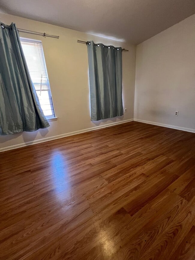 Building Photo - Stunning 4-Bedroom Townhome with Parking Spot Near Temple University! Available August 2026!