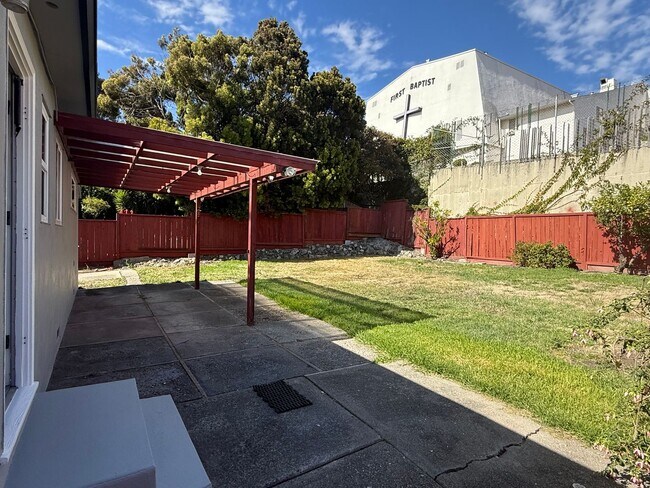 Building Photo - Spacious 3 bedroom, 1.5 bathroom Home in R...