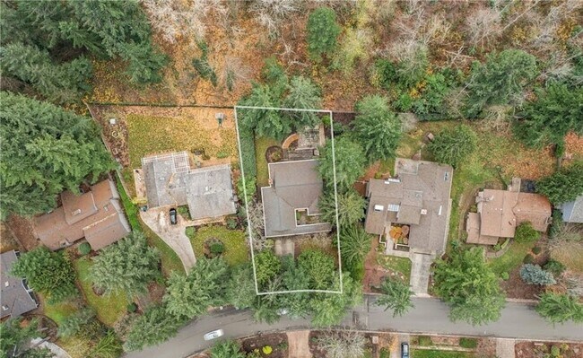 Building Photo - A Spacious Home in the Prestigious Sahalee...