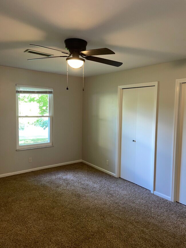 Building Photo - 400 Schenkel Ln