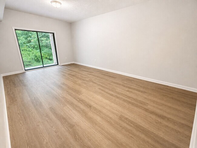Building Photo - NOW LEASING FOR AUGUST 7TH 2026! 1/2 DEPOSIT SPECIAL