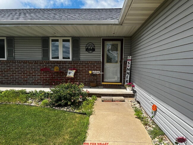 Building Photo - W7087 Buttercup Ct
