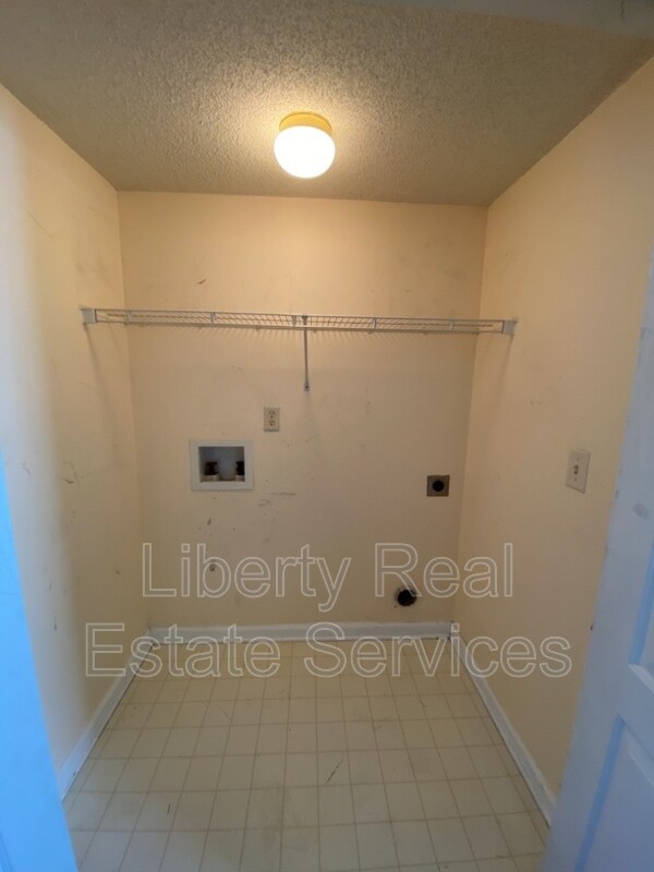 Building Photo - 1100 Pineland Ave