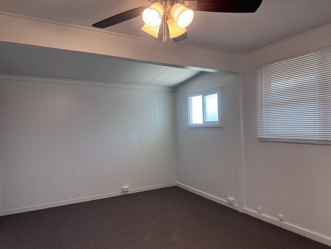 Building Photo - 2 Bed/1 Bath - Kahala - Quiet neighborhood...