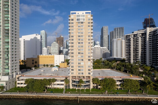 Building Photo - Isola