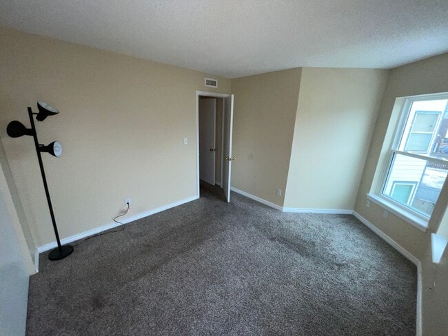 Building Photo - Updated 2 Bedroom, 2 Bath Condo (Available...