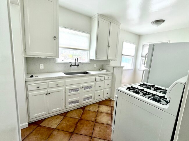Kitchen - 2934 Rowena Ave