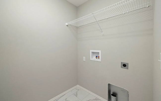 Building Photo - Beautiful 3 Bedroom Home with a fully fenc...