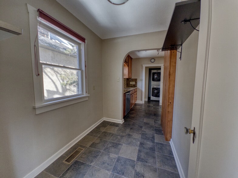 Building Photo - 483 E 8th Ave