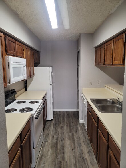 Building Photo - 9623 Walnut St