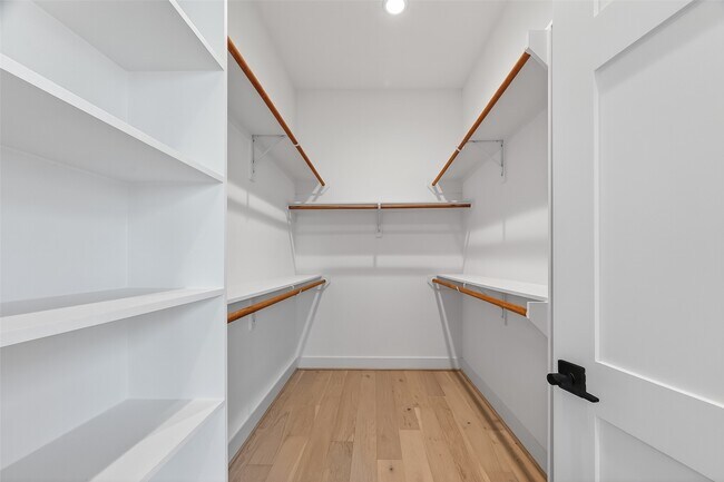 Building Photo - 2511 N MacGregor Way