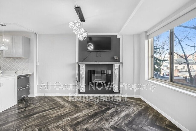 Building Photo - 922 24th St NW