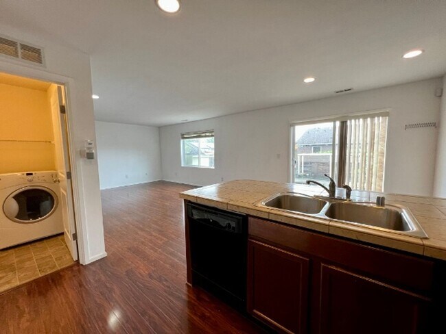 Building Photo - Tumwater 3 BD + Office Space - Move-In Special!