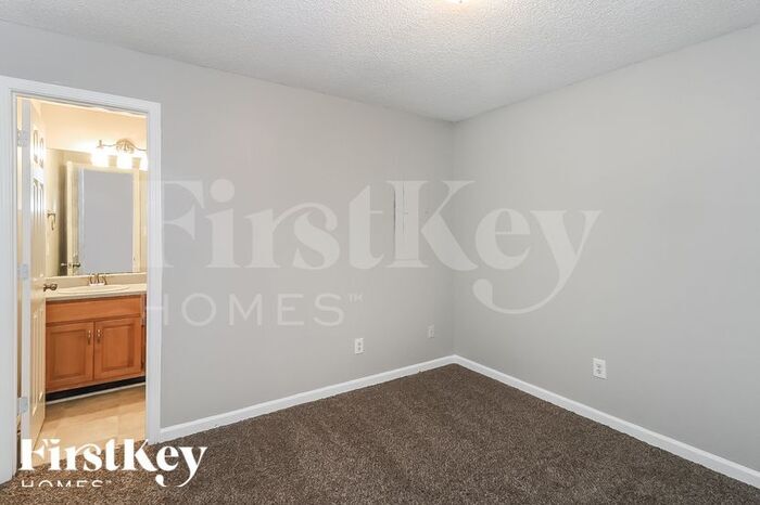 Building Photo - 860 Green Forest Dr