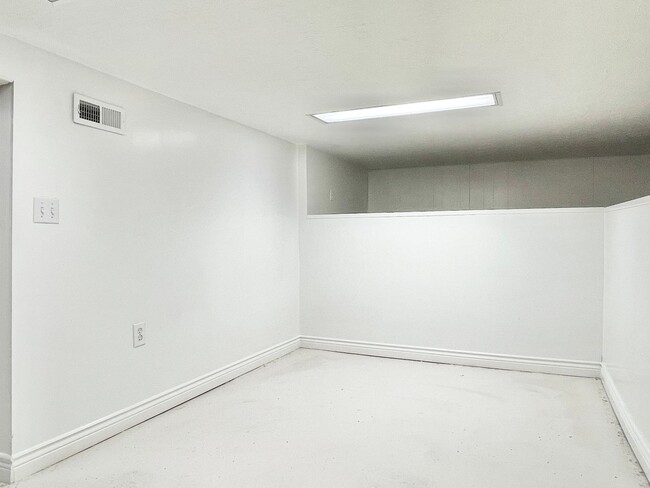 Building Photo - Darling Updated Cottage Near Liberty Park!