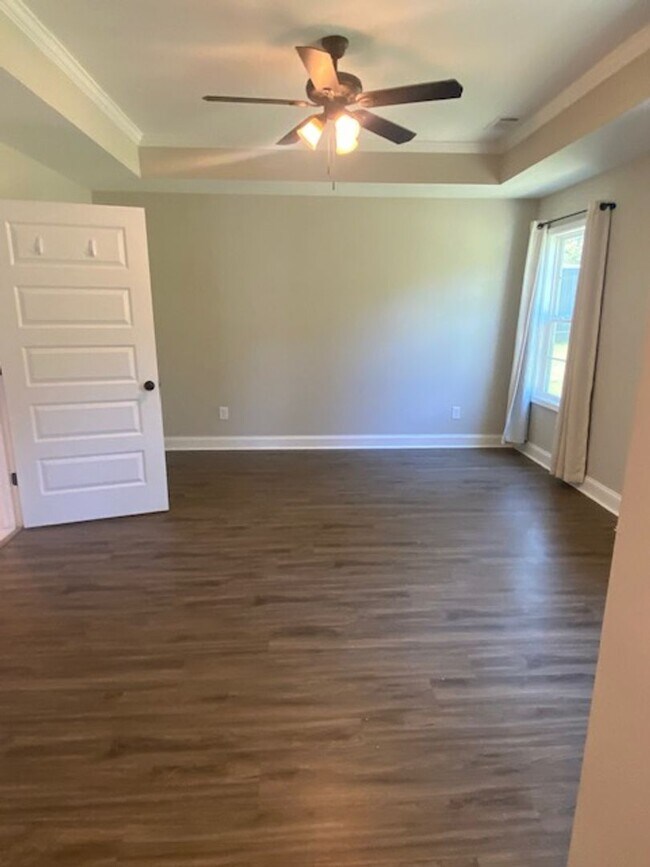 Building Photo - Quiet Living and close to the Back Gate