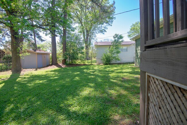 Building Photo - 685 Oakmoor Dr