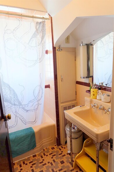 Building Photo - 63 Saunders St