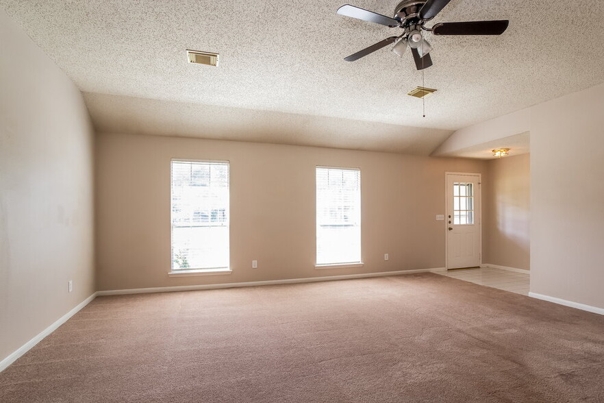 Building Photo - 7131 Maple Walk Dr