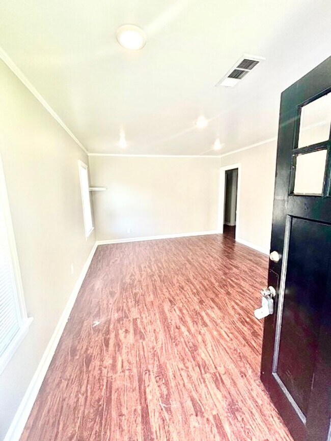 Building Photo - 1305 Turner- Move in Ready AND 1/2 OFF FIR...