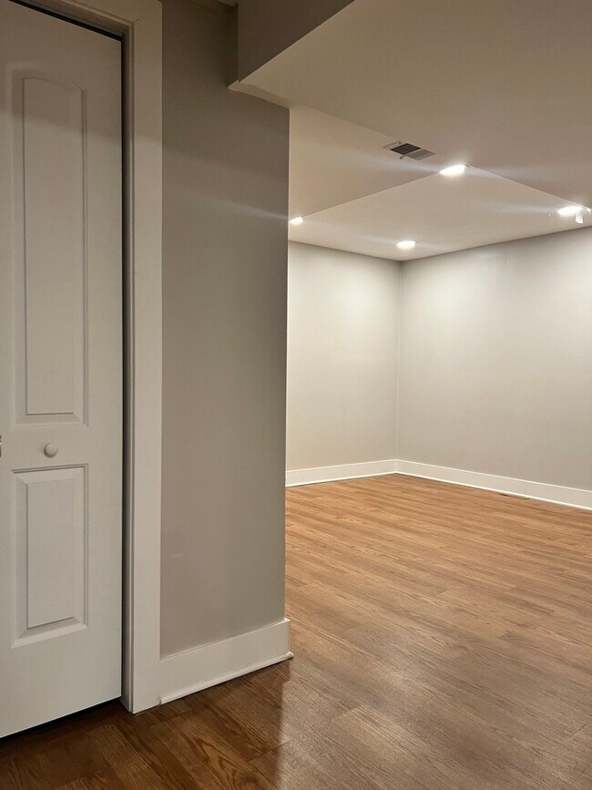 Building Photo - 3909 W Howard St