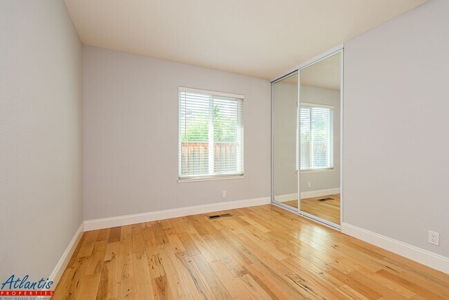 Building Photo - Gorgeous Home | Remodeled | Desirable Location