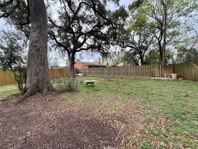 Building Photo - 403 Oak Dr